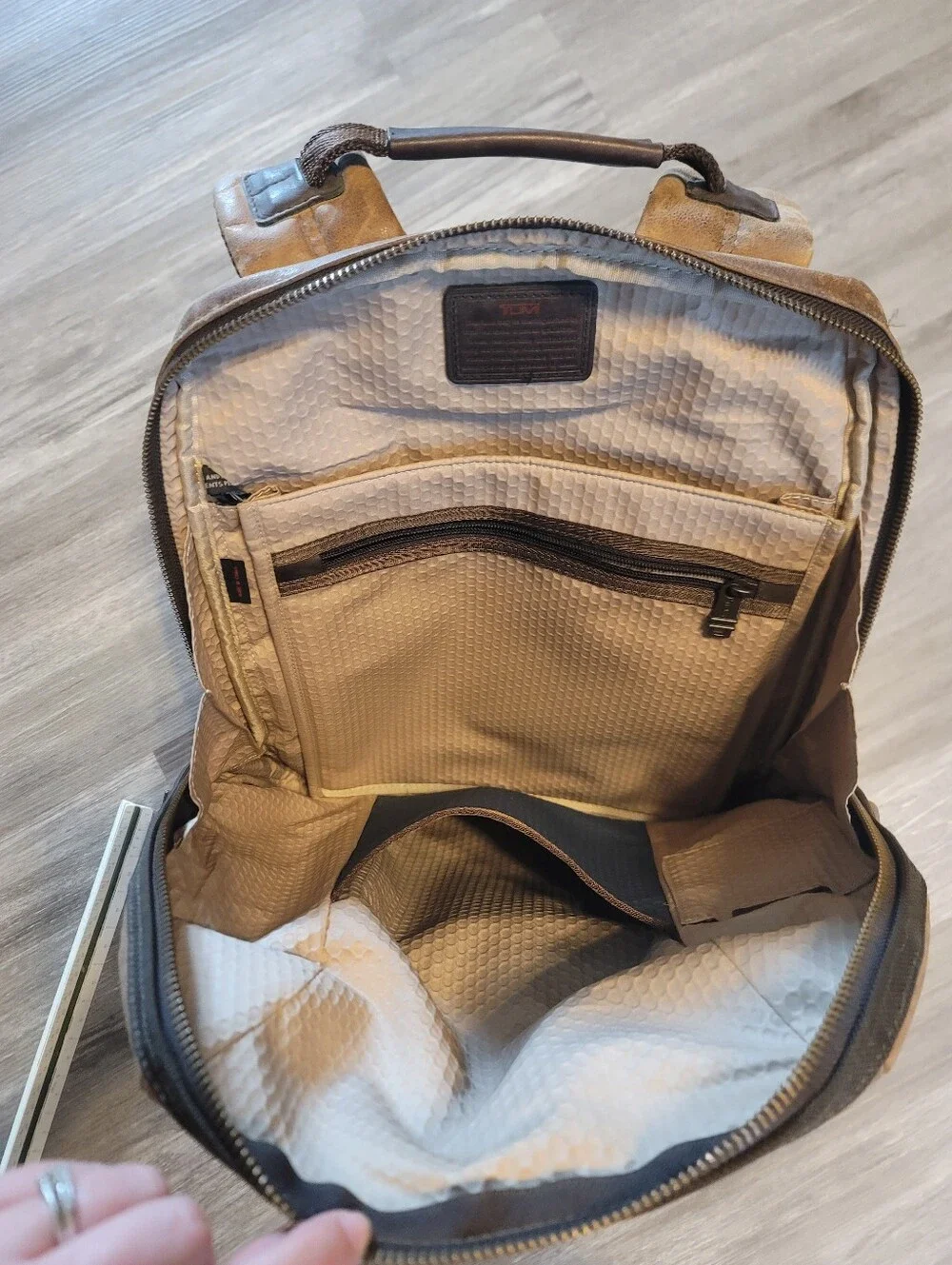 Tumi Premium, 100% full-grain leather TUMI Alpha Bravo 